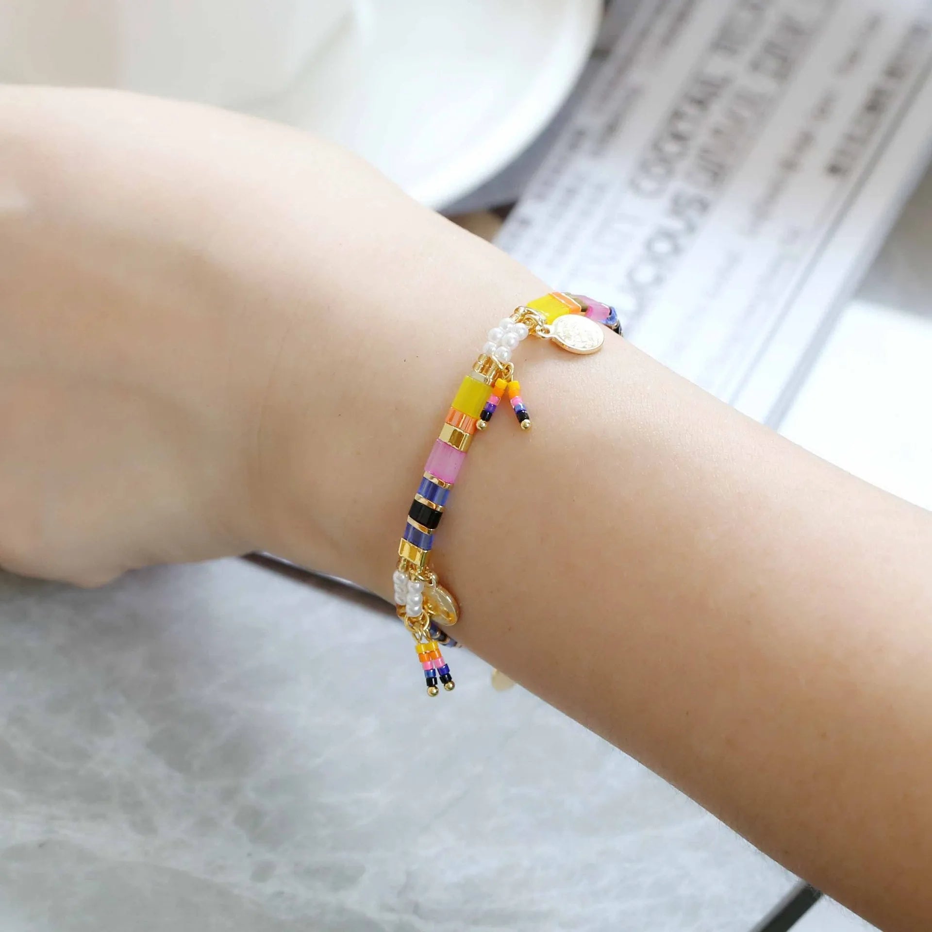 Women's imitation pearl beaded bracelet in European and American style with handmade construction