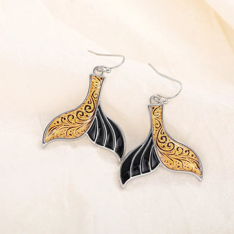 Women's fishtail earrings with whale design in white gold colour retro style