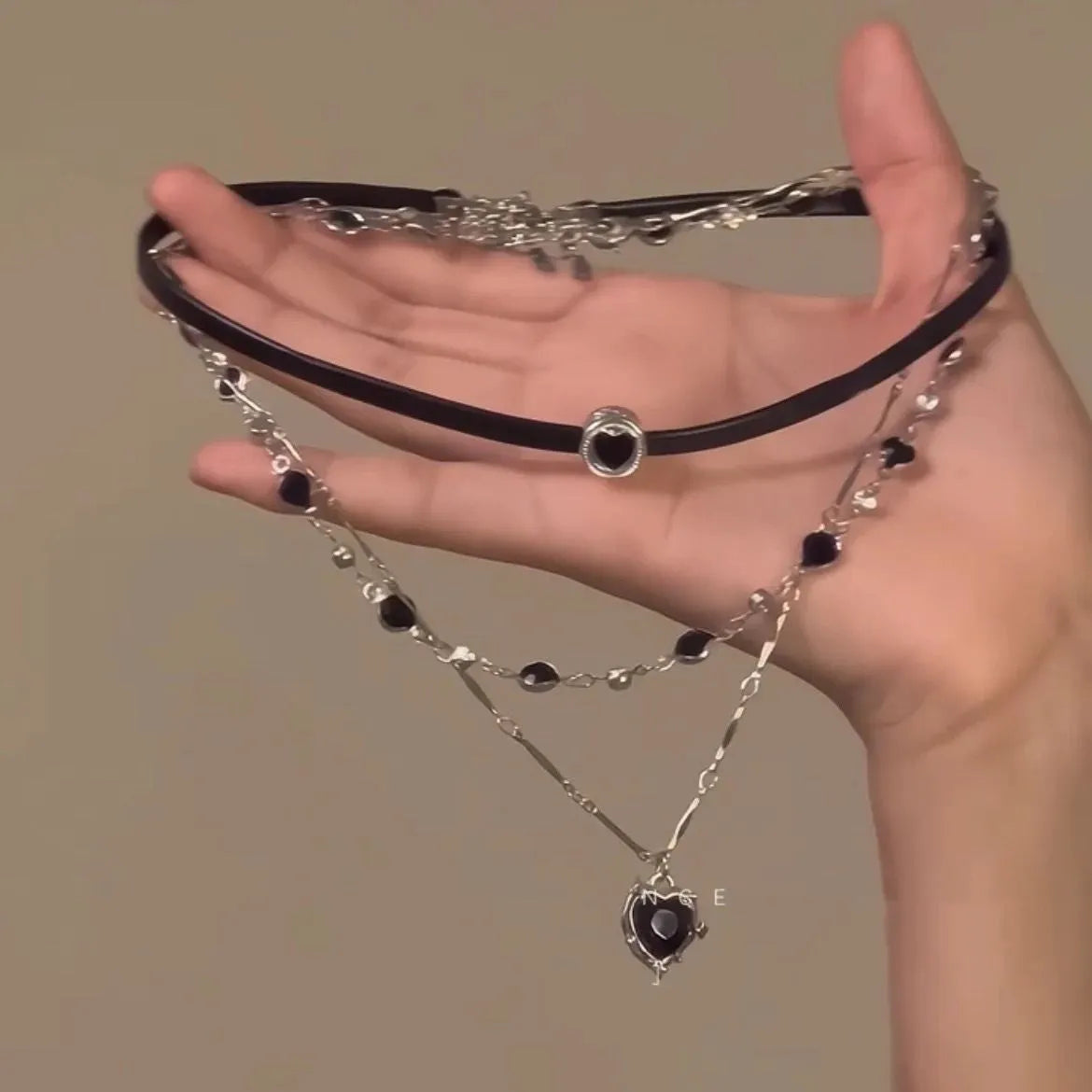 Women's multi-layer twin necklace with heart-shaped alloy pendant and adjustable 41-50cm clavicle chain