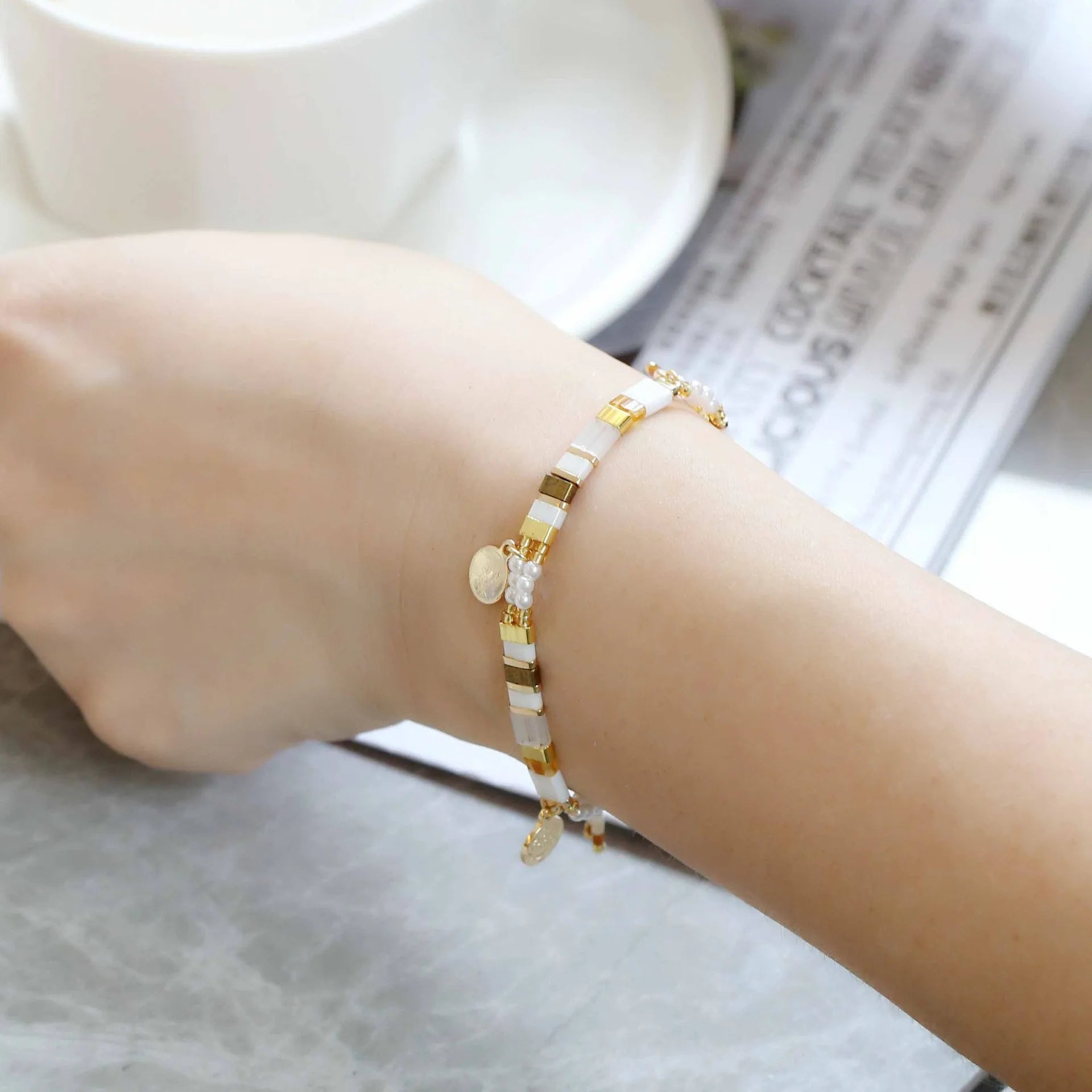 Women's imitation pearl beaded bracelet in European and American style with handmade construction