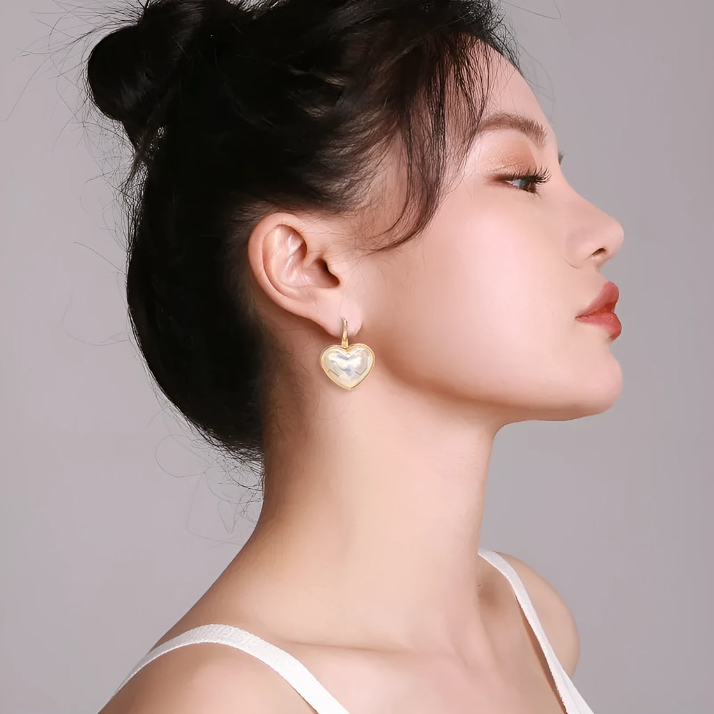 Gold-coloured women's ear clip with alloy construction and natural summer style