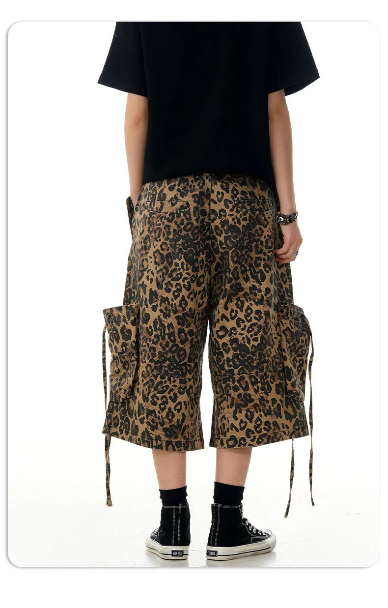 Leopard print cropped straight-leg trousers with high waist and button-front opening