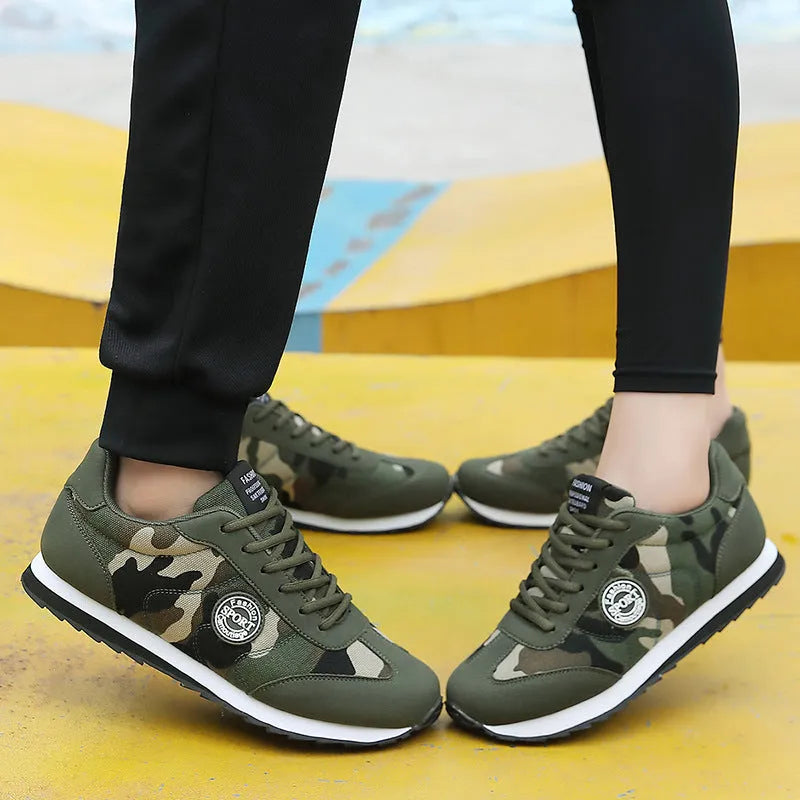 Camouflage pattern suede running shoes with mesh lining and foam sole, low-top flat heel design
