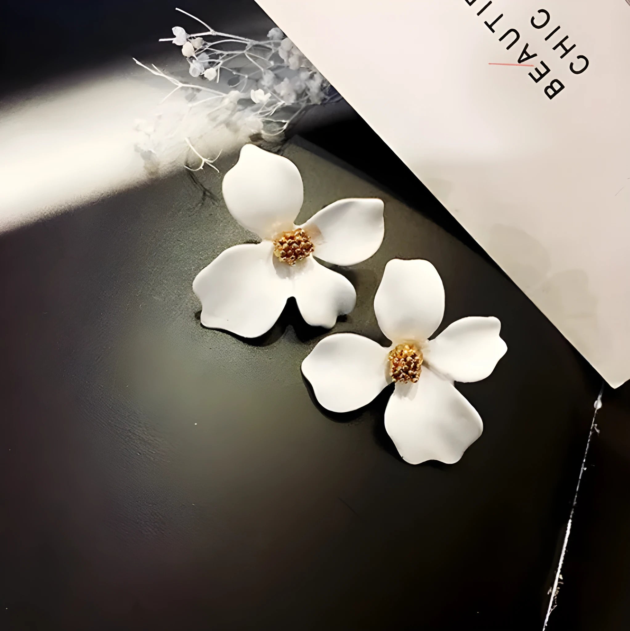 Flower-shaped stud earrings for women in white or pink electroplated alloy