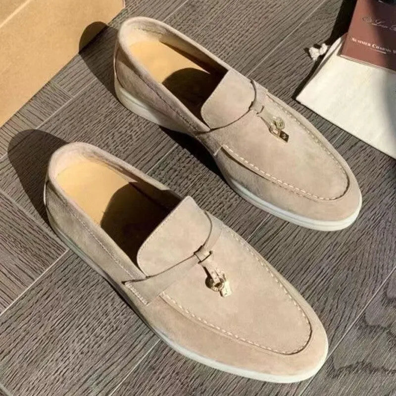 Gommino slip-on loafers with round toe and rubber sole in various colours