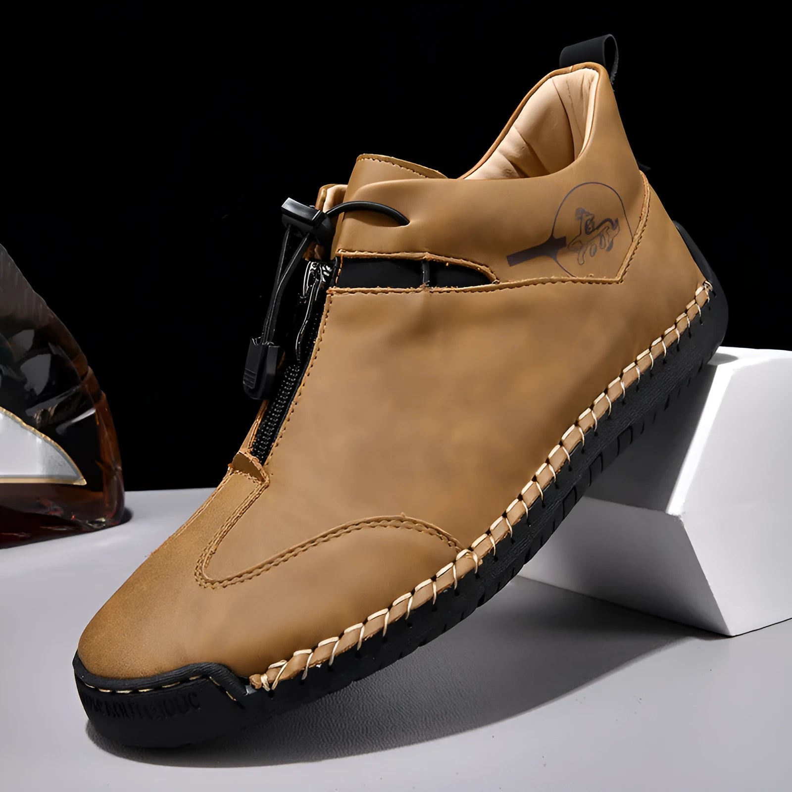 Men's casual leather shoes in black with rubber sole and 3-5cm mid heel