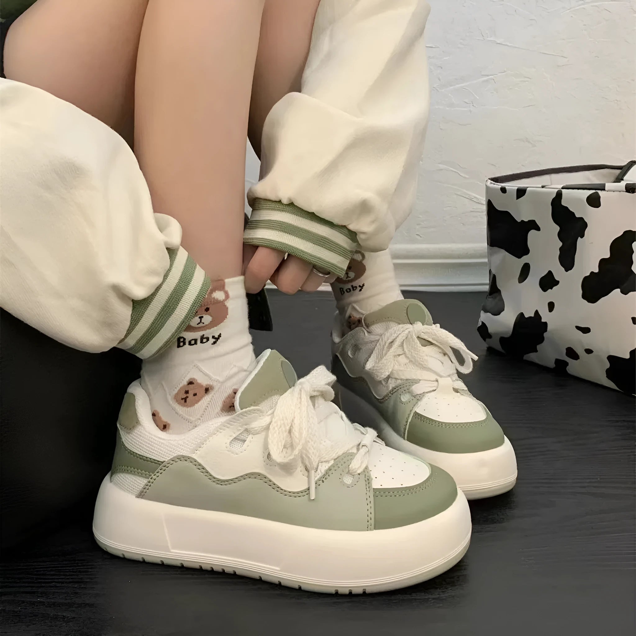 Green women's casual flat-heel sneakers with a mesh upper and round toe.