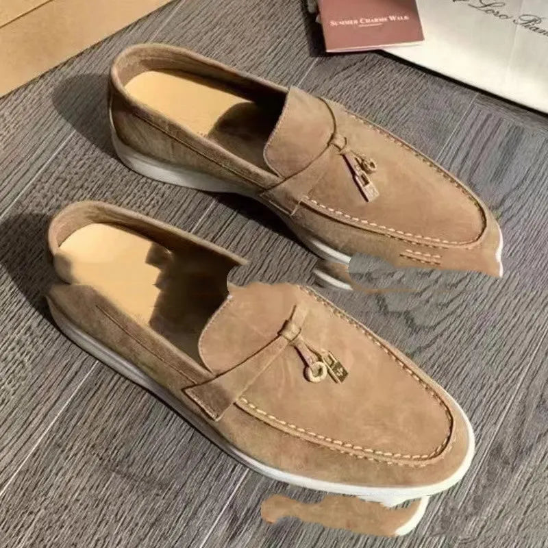 Gommino slip-on loafers with round toe and rubber sole in various colours