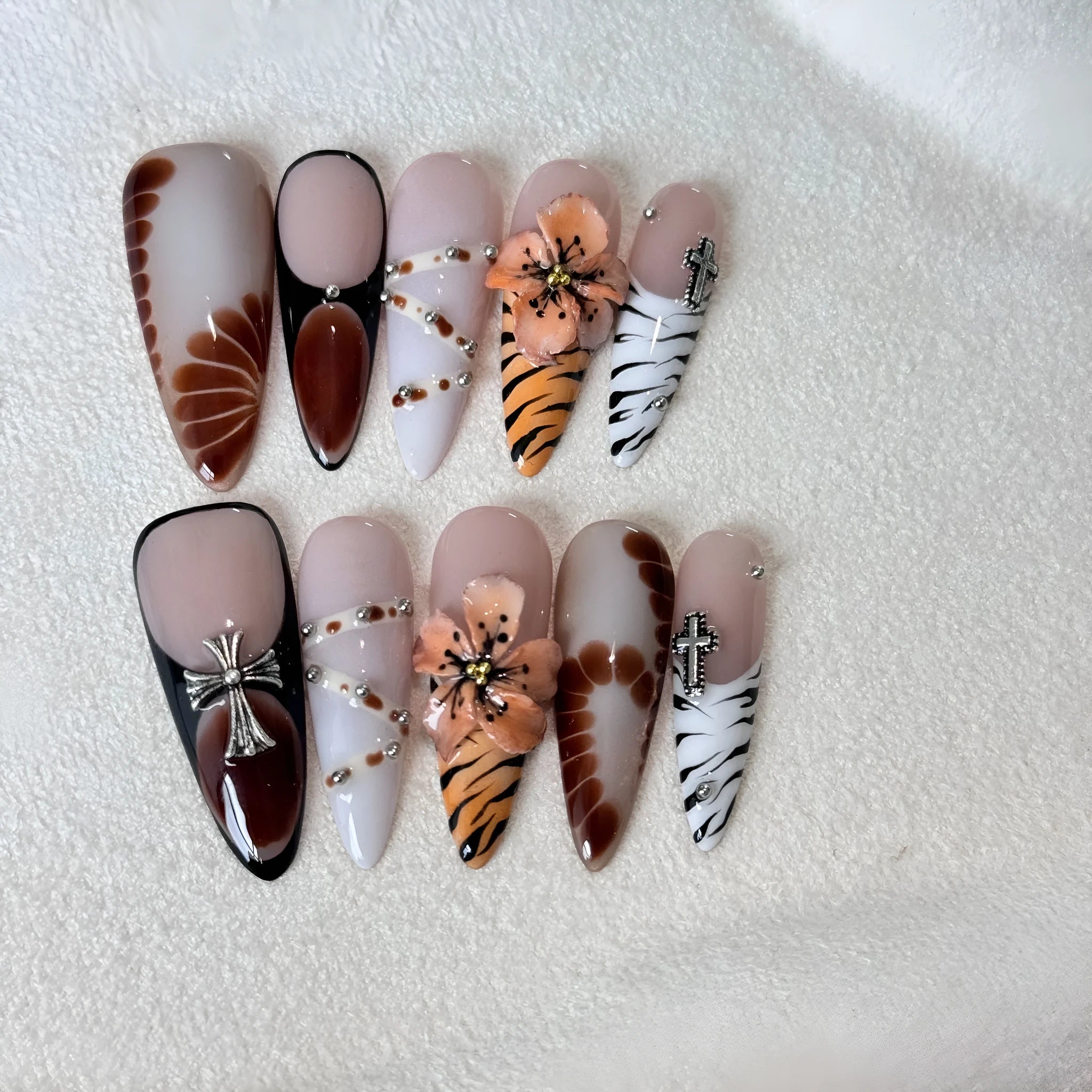 Handmade French style artificial nails with leopard print, cross and flower patterns in four sizes XS, S, M, L.