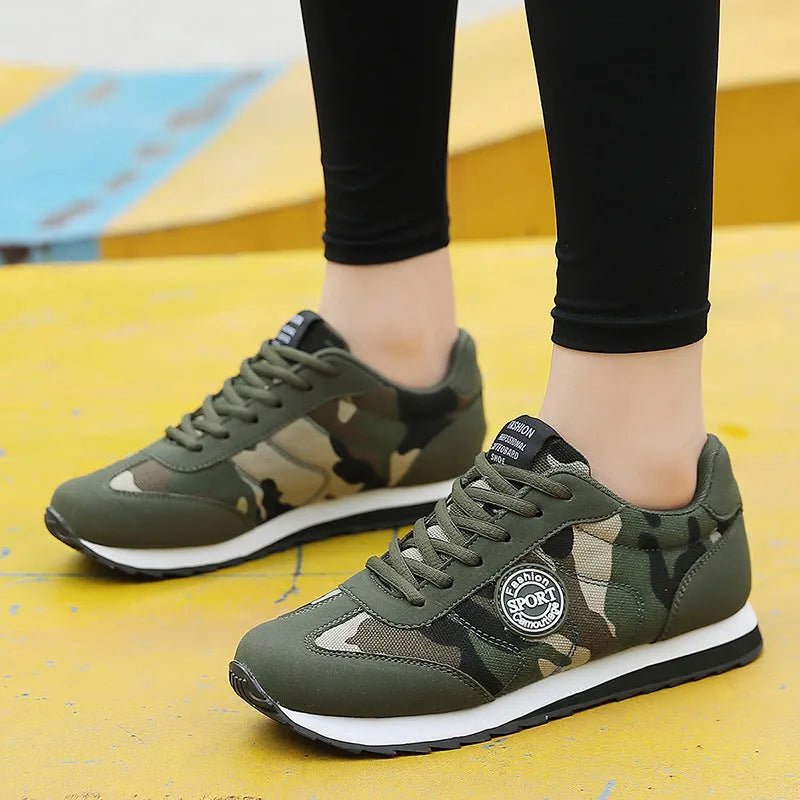 Camouflage pattern suede running shoes with mesh lining and foam sole, low-top flat heel design
