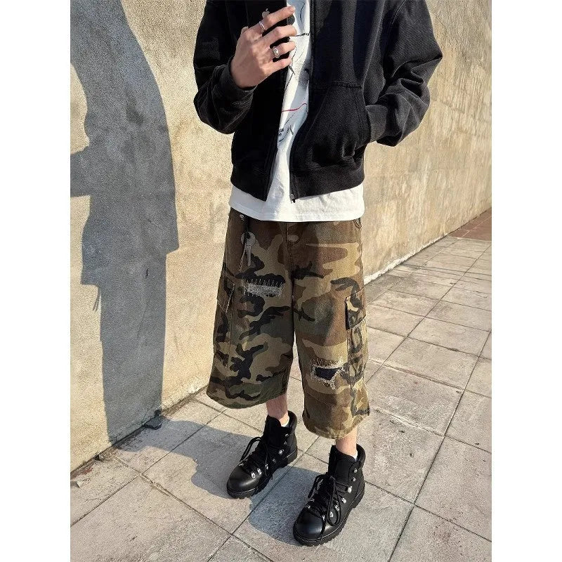 Men's retro patch ripped camouflage cropped jeans in loose straight cut design