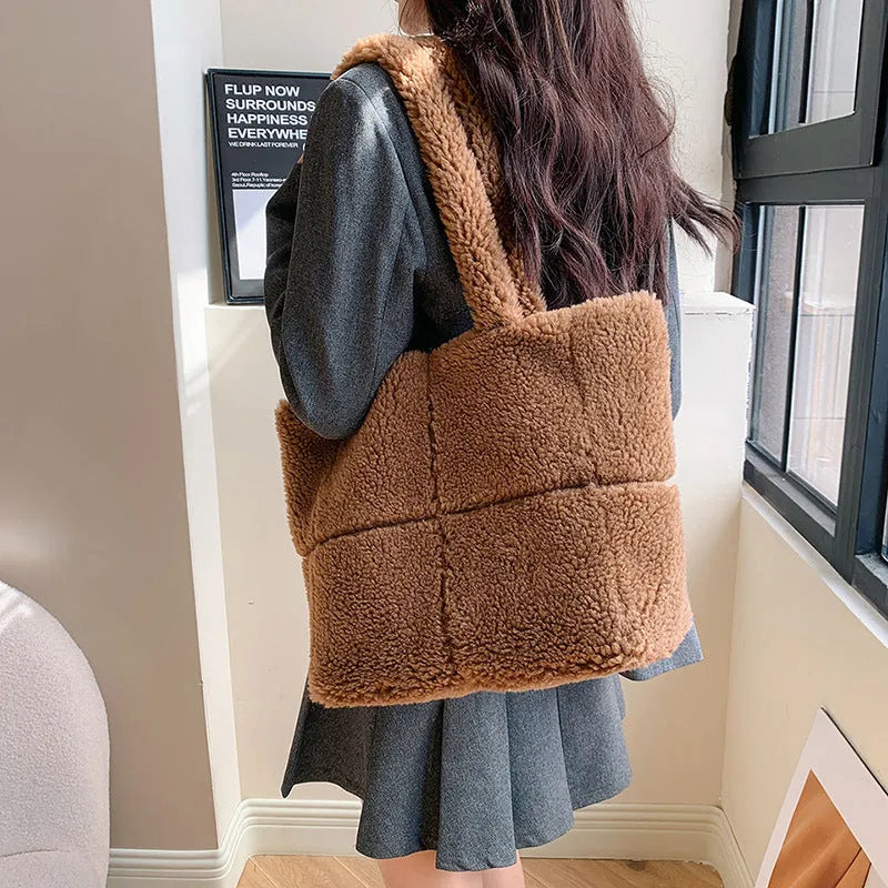 Women's plush tote bag in solid colour with large capacity, 42x30x16cm, furry texture, shoulder carry