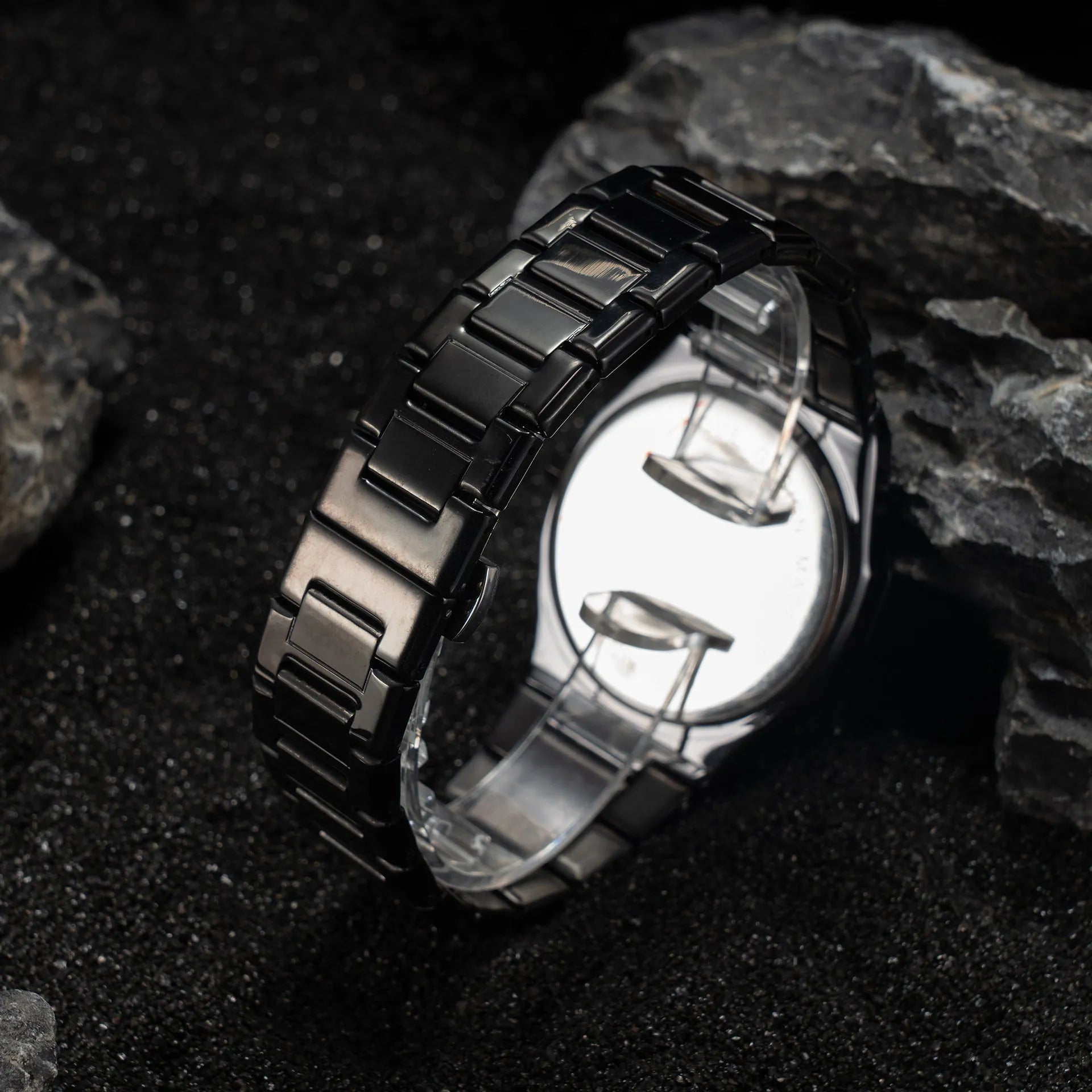 Men's stainless steel business casual quartz watch on wrist, showing 10mm thickness and black silver scale dial.