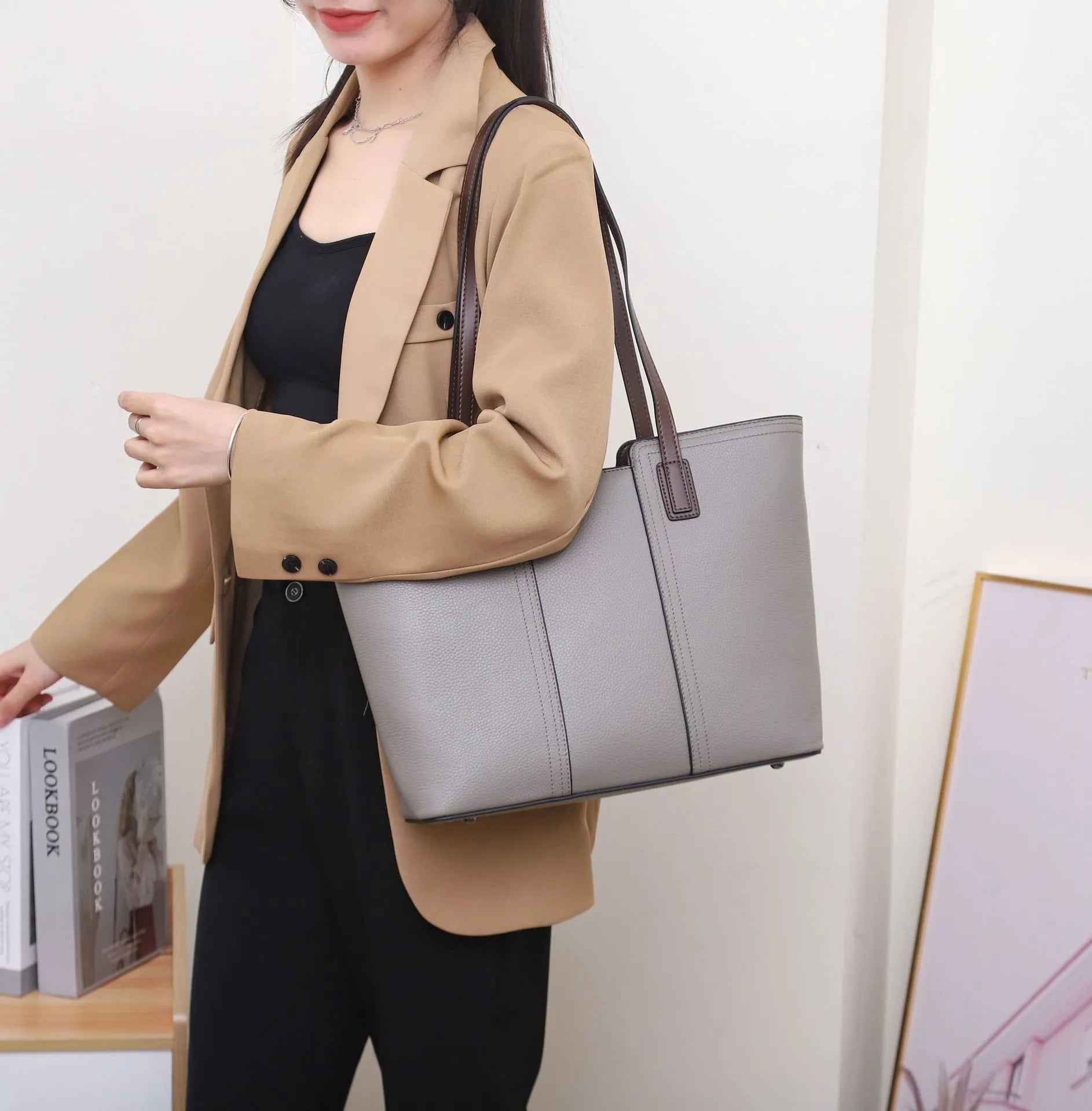 Genuine leather women's commuter shoulder bag in box-type design with mobile phone pocket