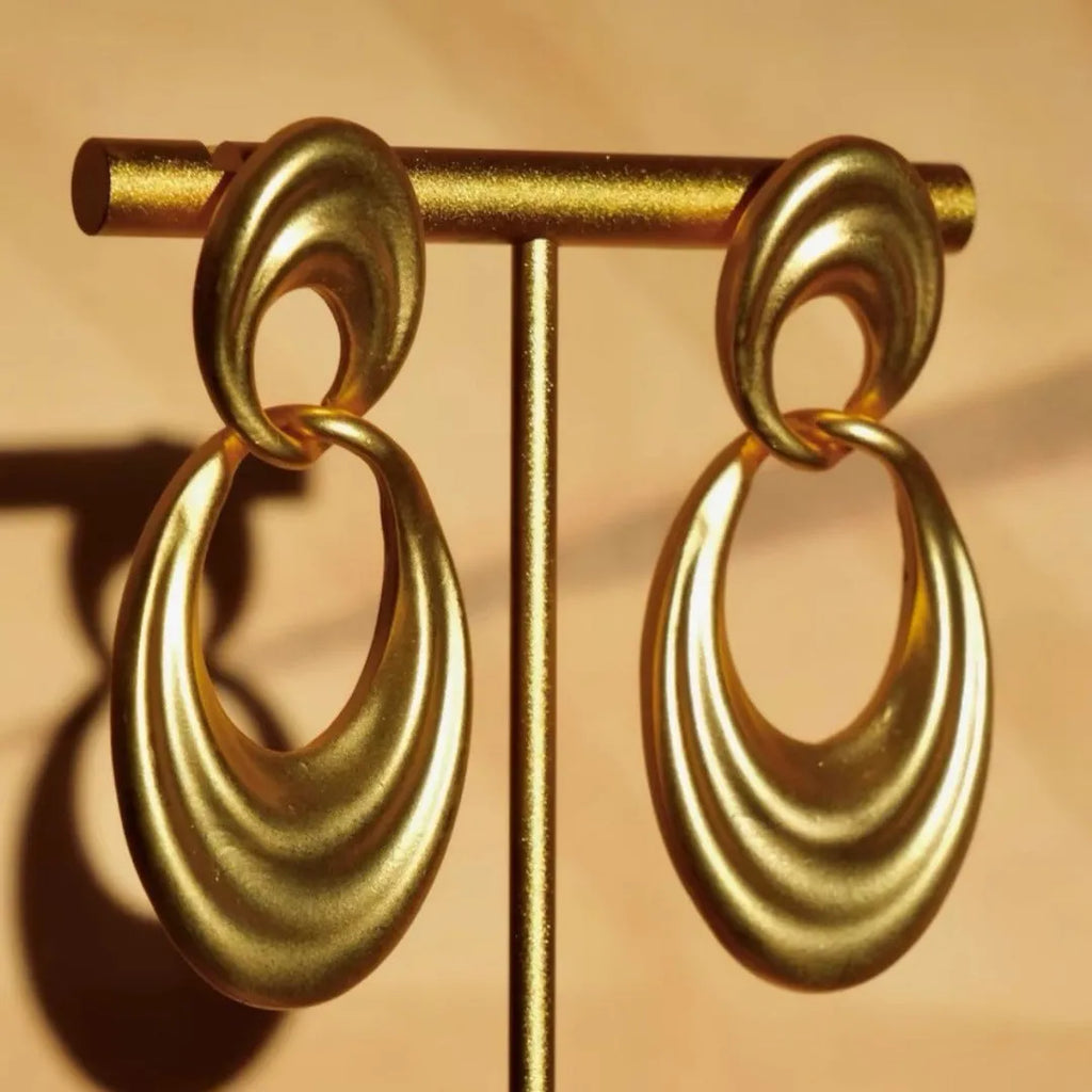 Gold double circle earrings with French retro style and U-shape design in quicksand colour