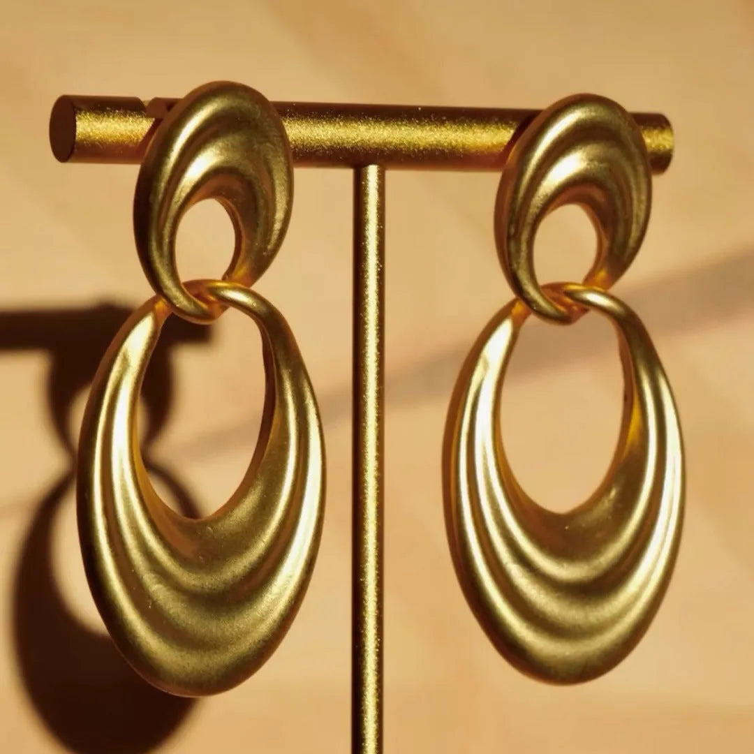 Gold double circle earrings with French retro style and U-shape design in quicksand colour