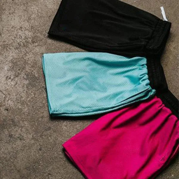 Men's solid colour mesh quick-drying sports shorts for running and fitness.