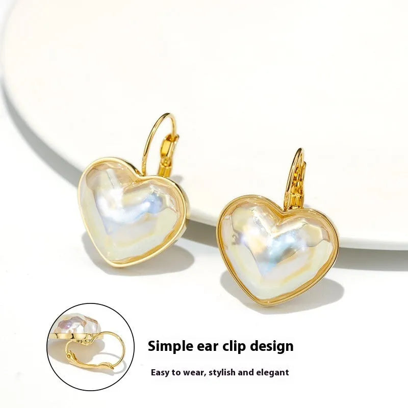 Gold-coloured women's ear clip with alloy construction and natural summer style