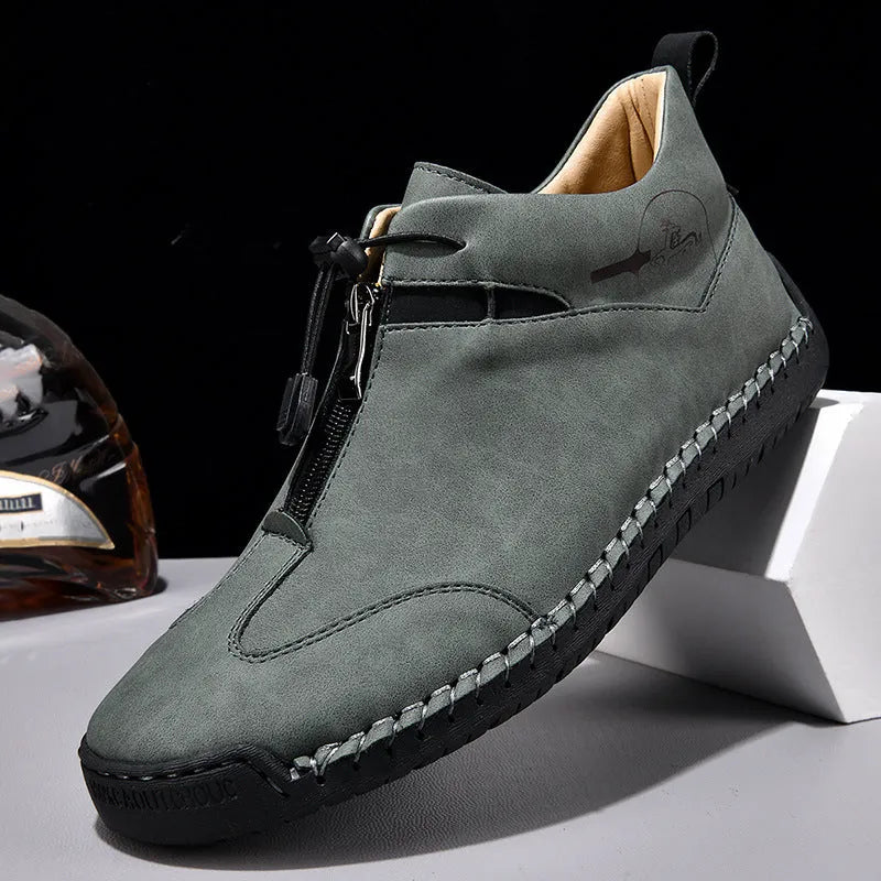 Men's casual leather shoes in black with rubber sole and 3-5cm mid heel