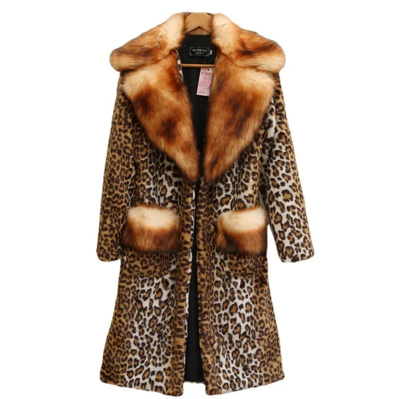 Women's long artificial fur jacket in leopard print with regular sleeves.