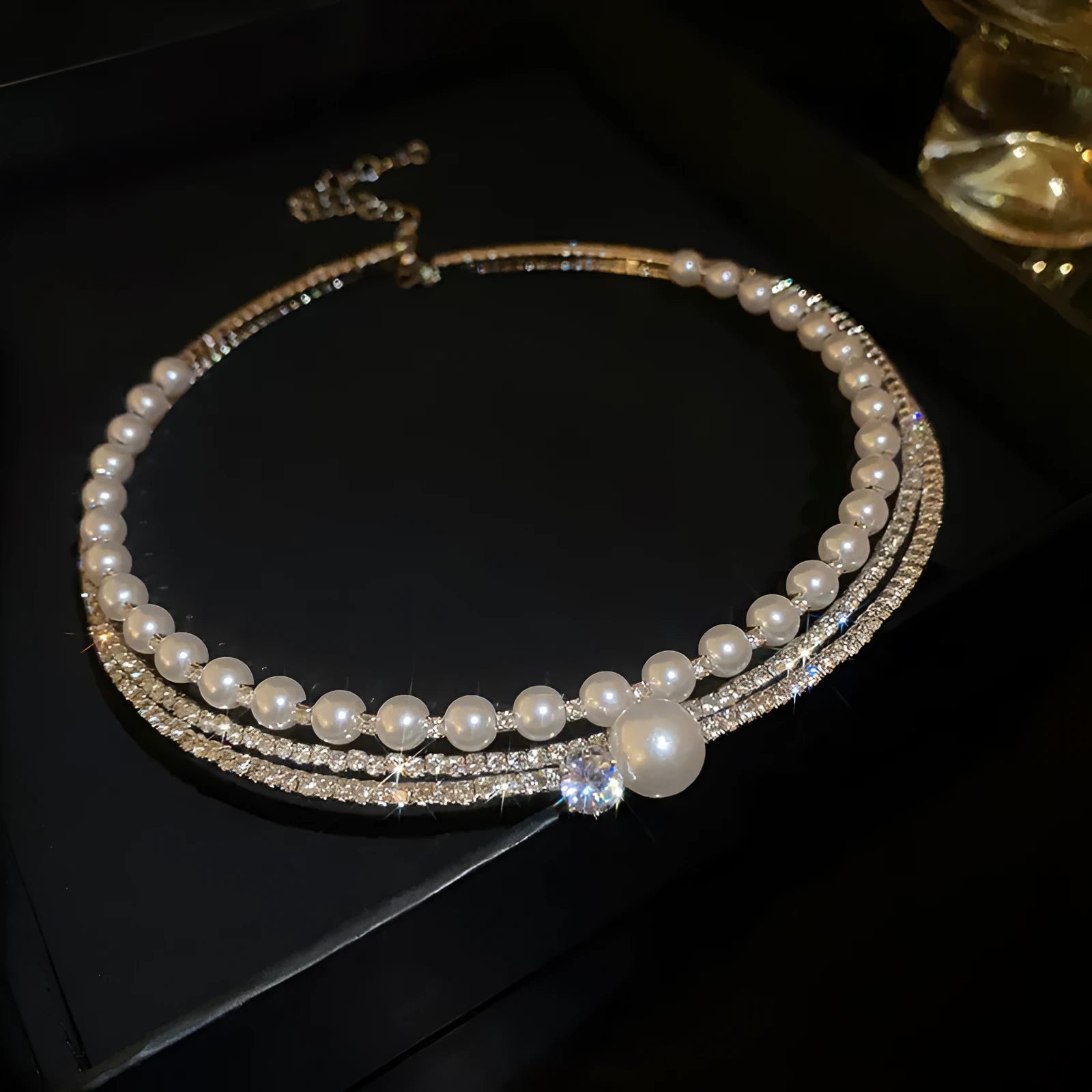 Silver-coloured curved round geometric women's necklace with clavicle chain design