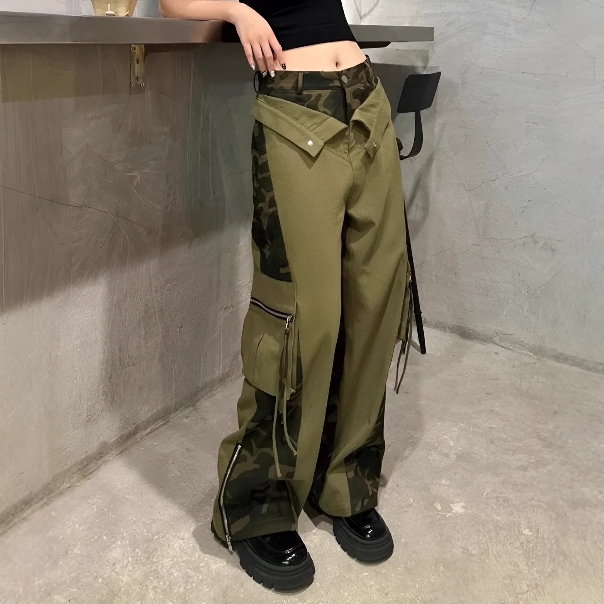 Retro high waist straight-leg jeans with leopard print pattern and tooling style design