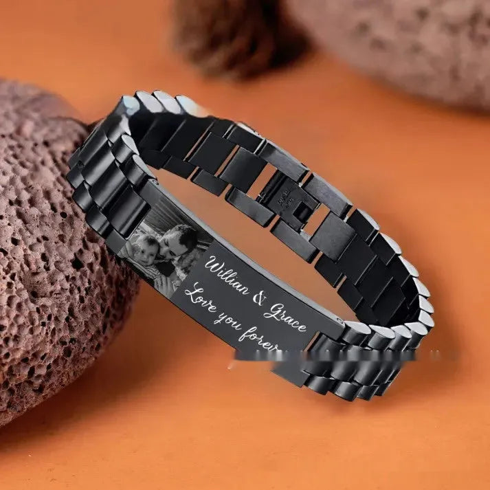 Men's bracelet with curved stainless steel lettering plate and titanium steel heart-shaped links