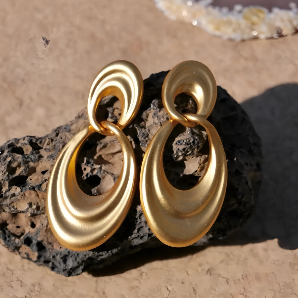 Gold double circle earrings with French retro style and U-shape design in quicksand colour