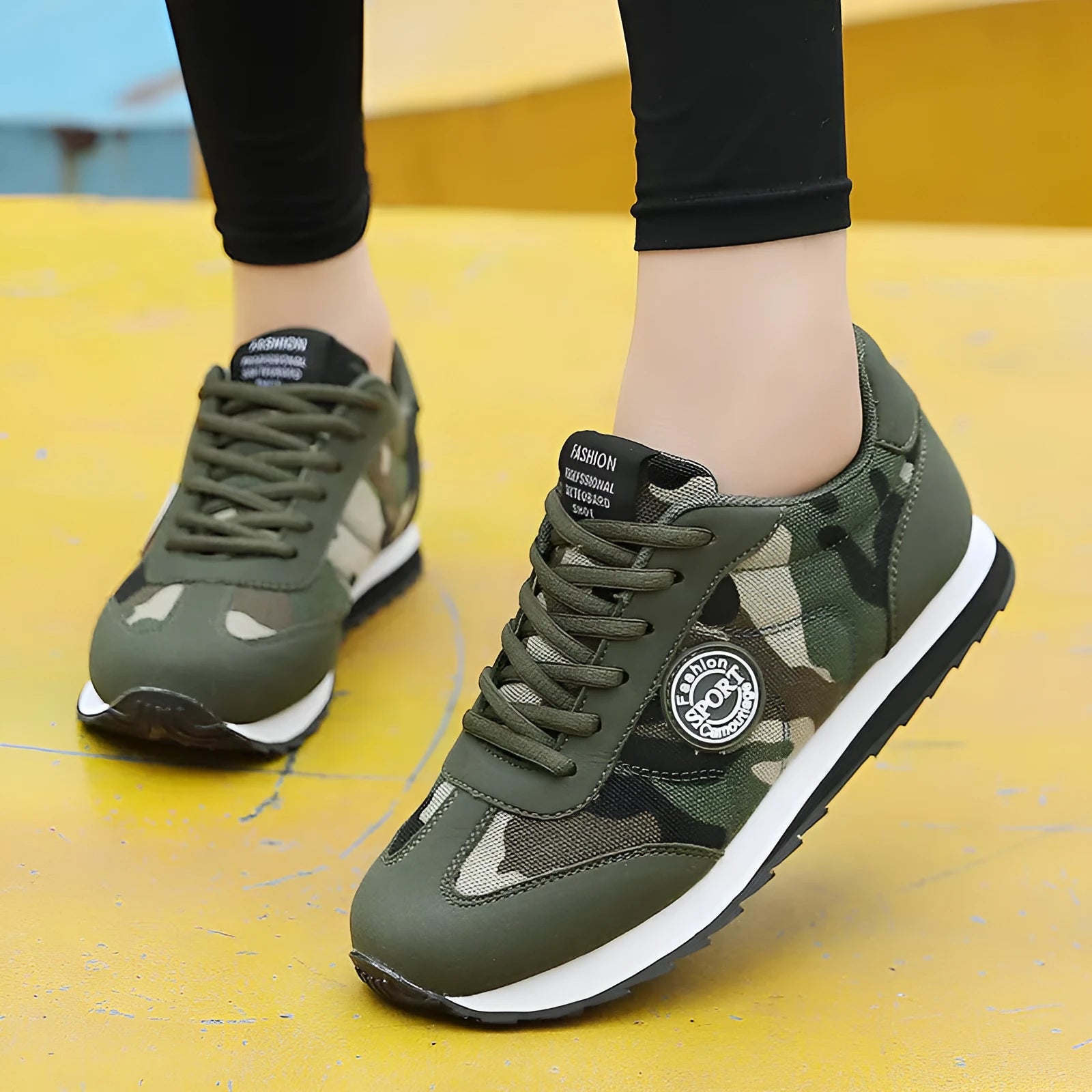 Camouflage pattern suede running shoes with mesh lining and foam sole, low-top flat heel design