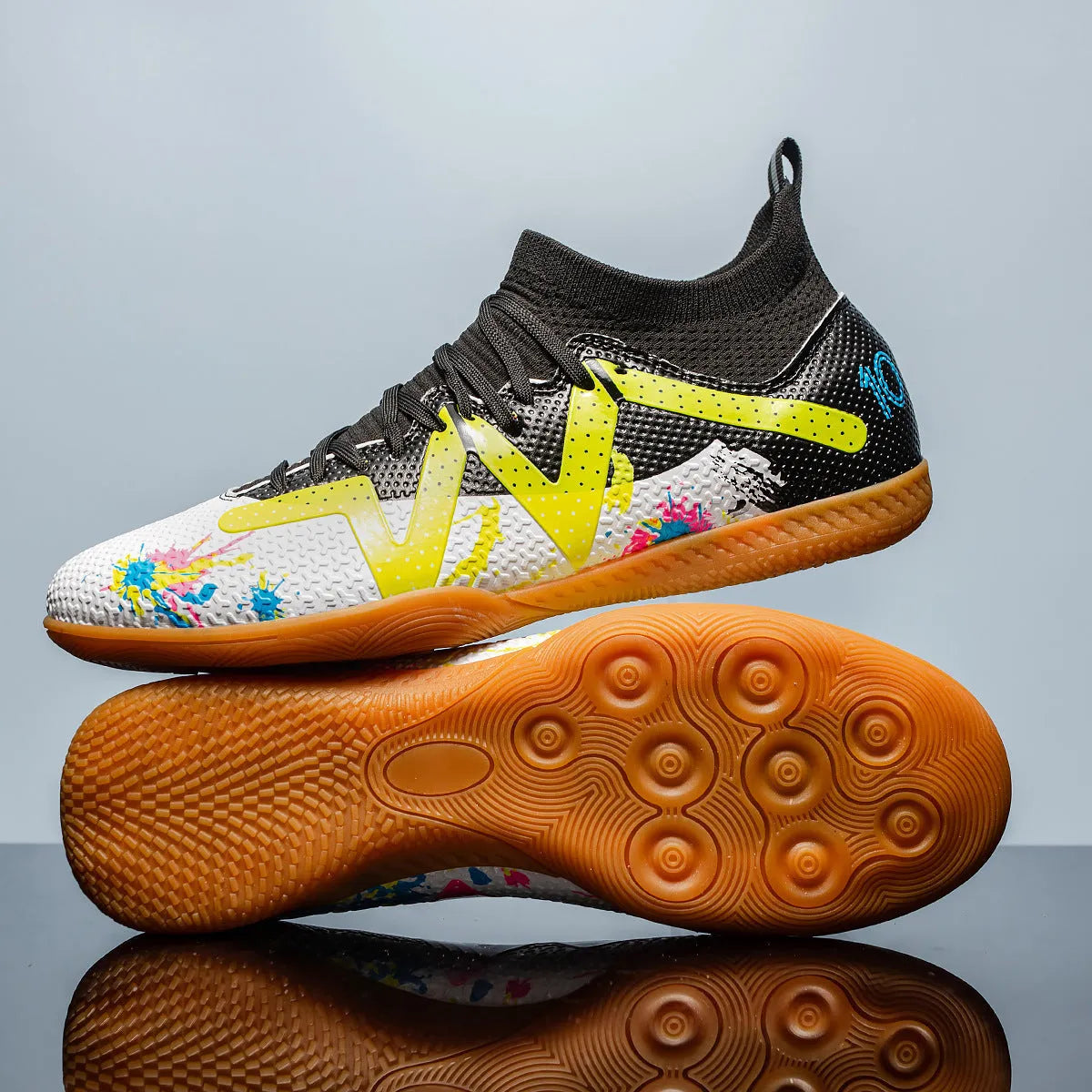 Low-cut black and yellow football boots with replaceable screw-in studs on rubber sole.