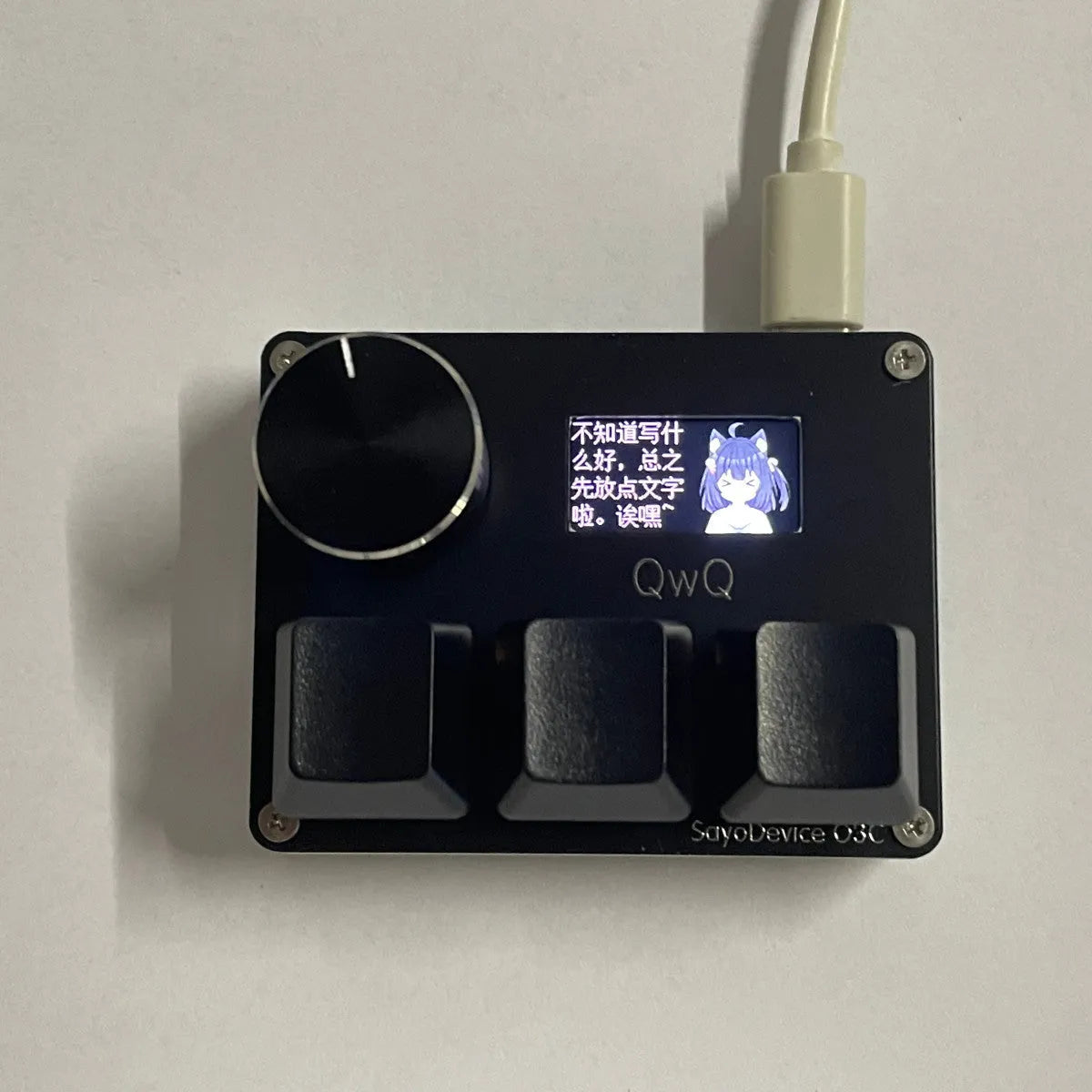 Customisable magnetic axis gaming numeric keypad with colour screen and control knob on desk