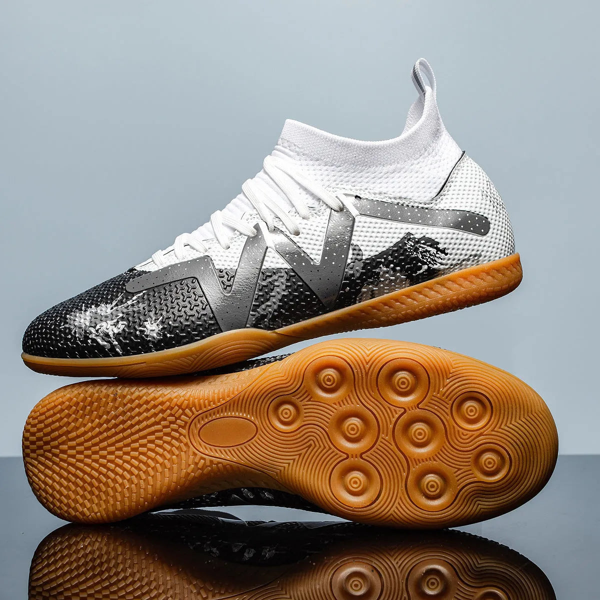 Low-cut black and yellow football boots with replaceable screw-in studs on rubber sole.