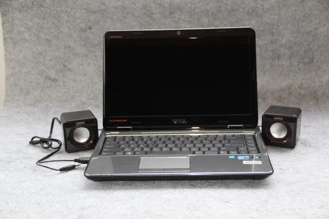 Black square USB-powered 2.0 computer speaker for 700B models on desktop