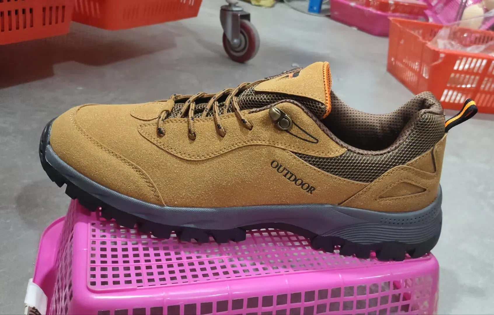 Men's low-top outdoor walking shoes in army green, available in large sizes up to 49.