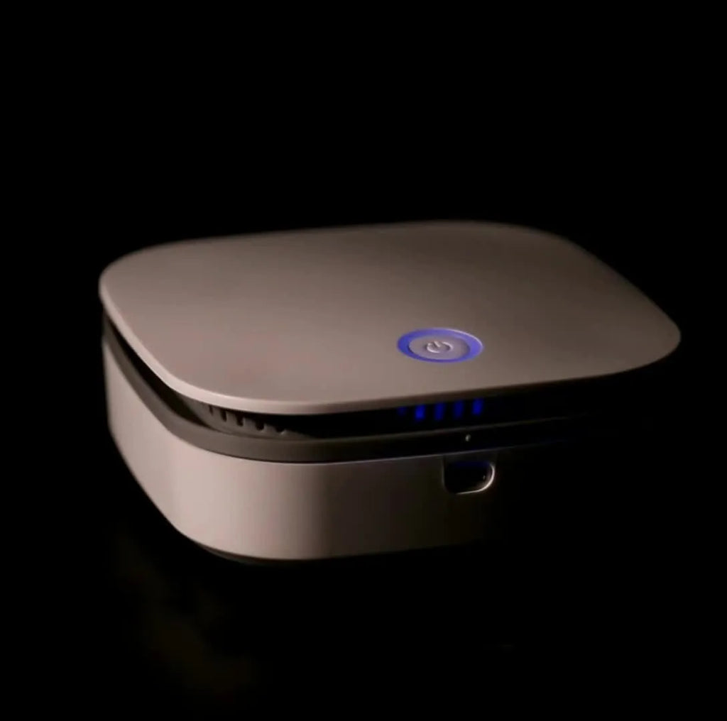 White USB car air purifier with negative ion sterilisation function.