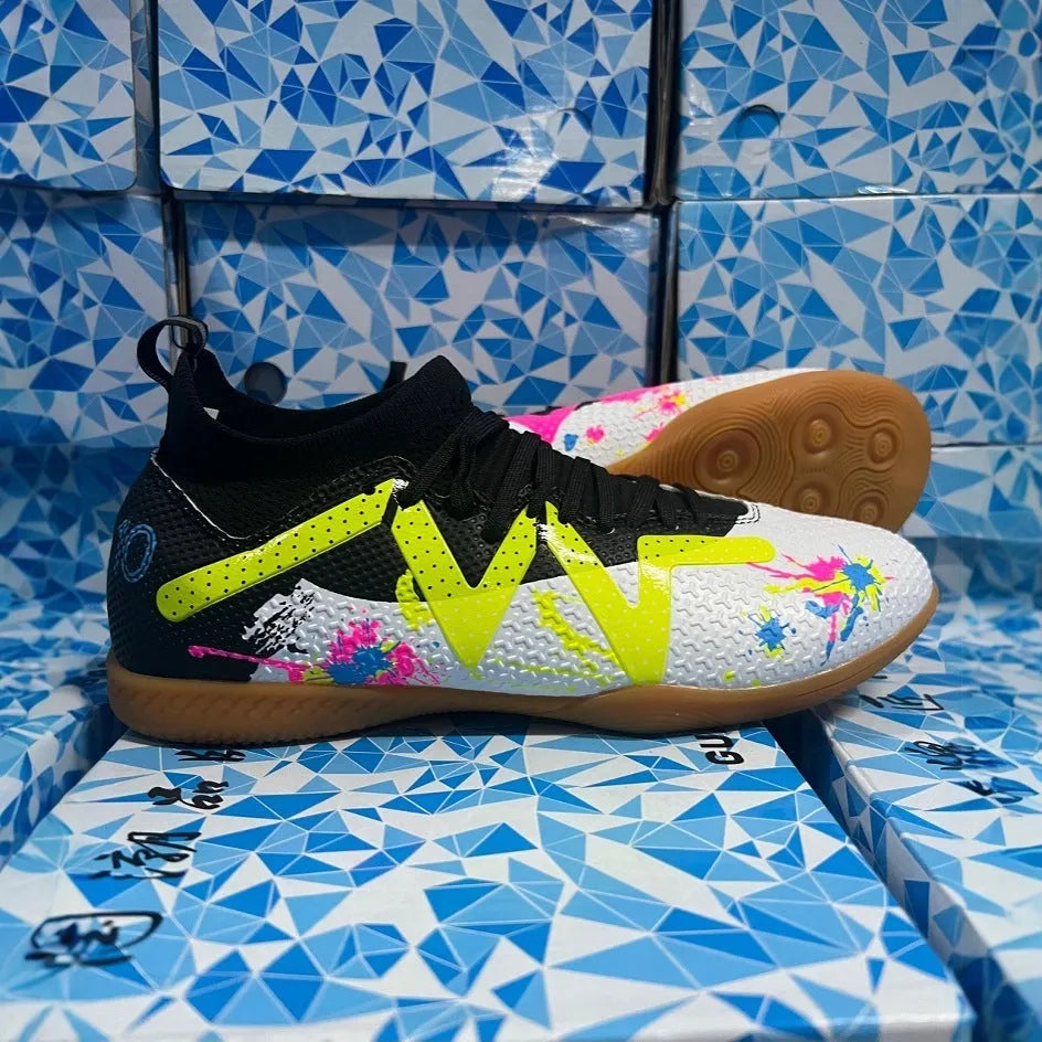 Low-cut black and yellow football boots with replaceable screw-in studs on rubber sole.