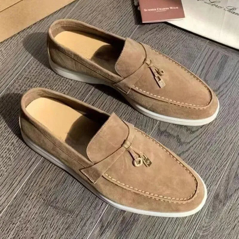 Gommino slip-on loafers with round toe and rubber sole in various colours