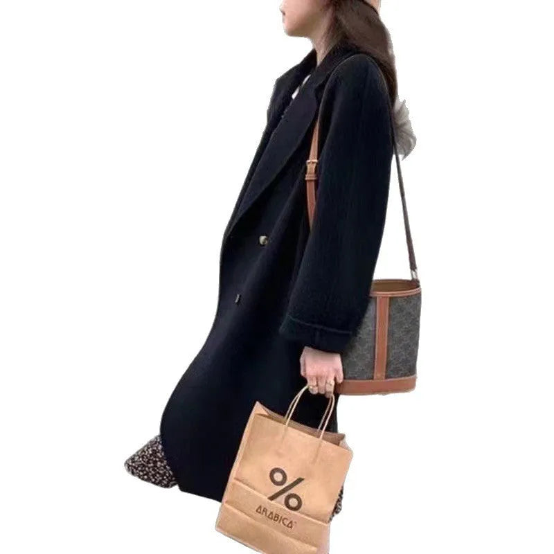 Small woolen coat for women in black with long sleeves, fitted silhouette, and classic collar