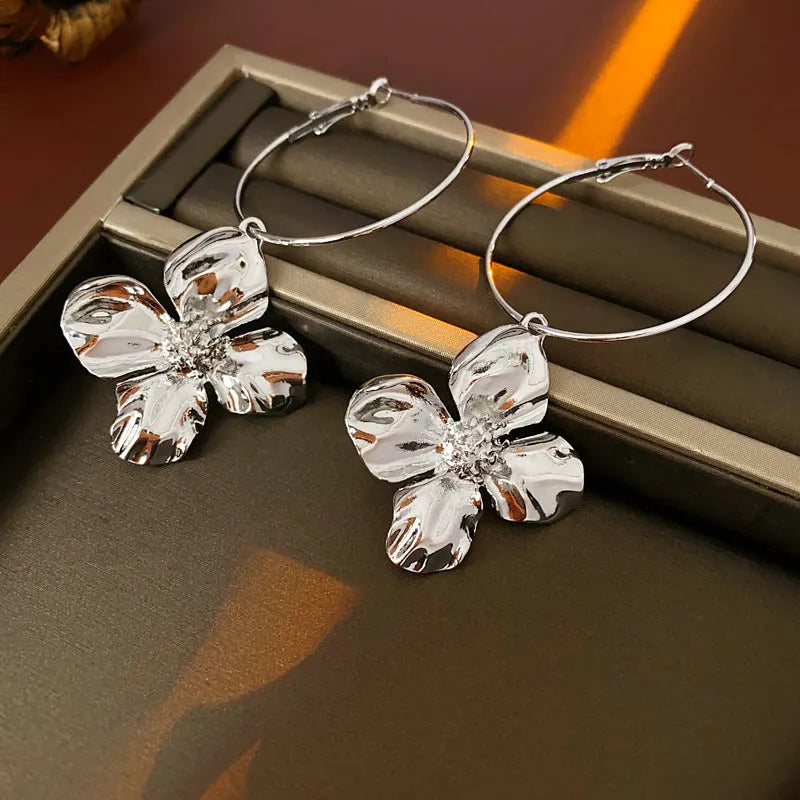 Metal flower earrings with geometric design in silver or gold electroplated finish