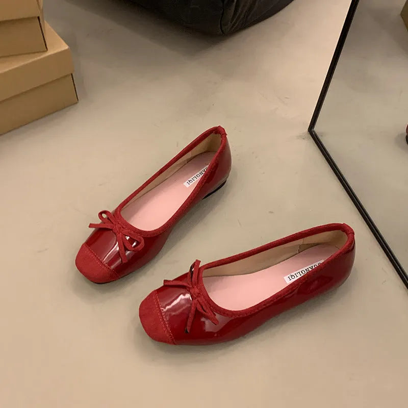 Retro style Mary Jane shoes with square toe and bow detail in wine red colour