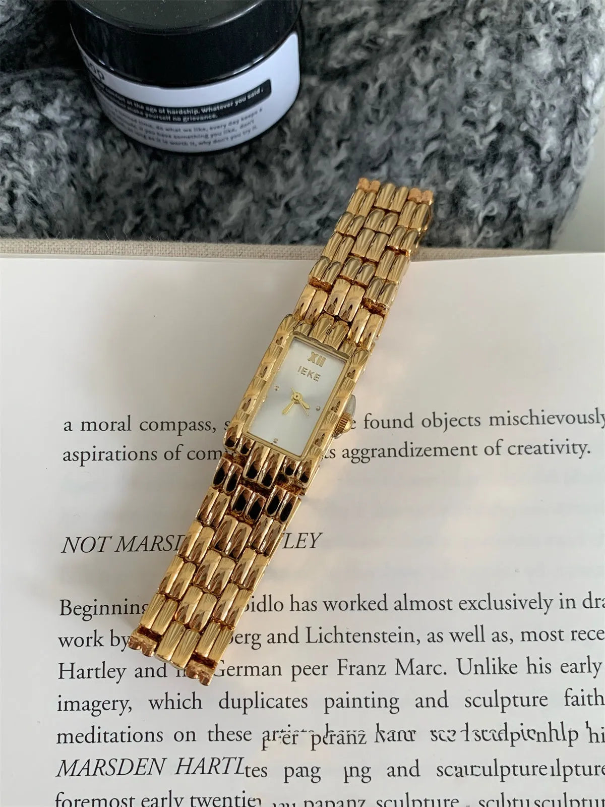Women's bracelet-style Ins watch with 15mm dial, 7mm thickness, mineral glass mirror and butterfly buckle