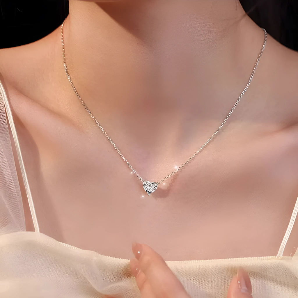 Silver-coloured copper heart necklace for women with simple chain and pendant