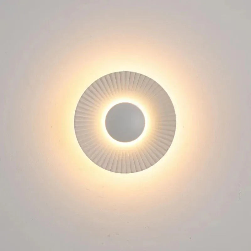 Round wall lamp with aluminium shade and LED lighting in white and gold two-tone colour option