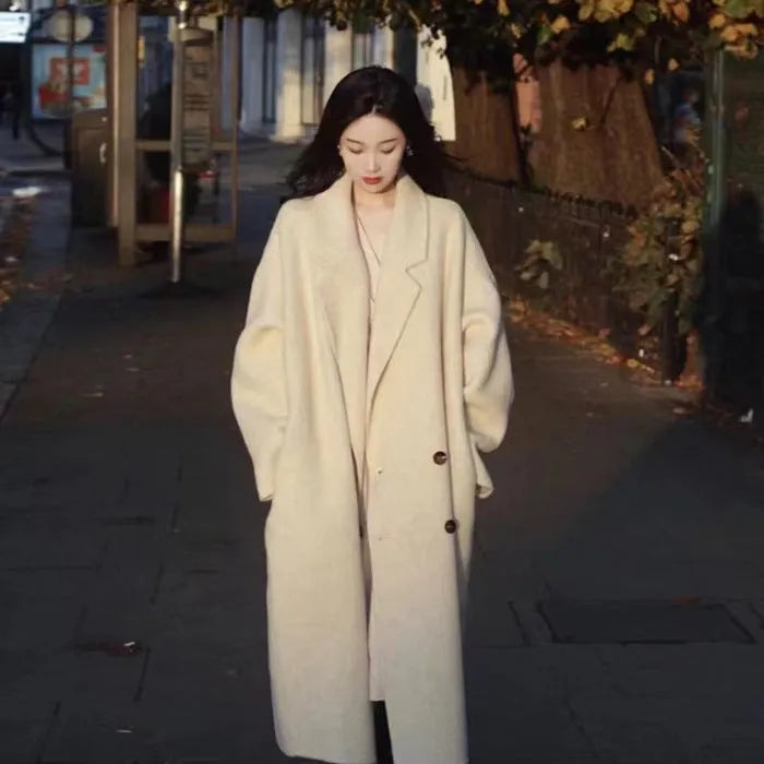 Small woolen coat for women in black with long sleeves, fitted silhouette, and classic collar