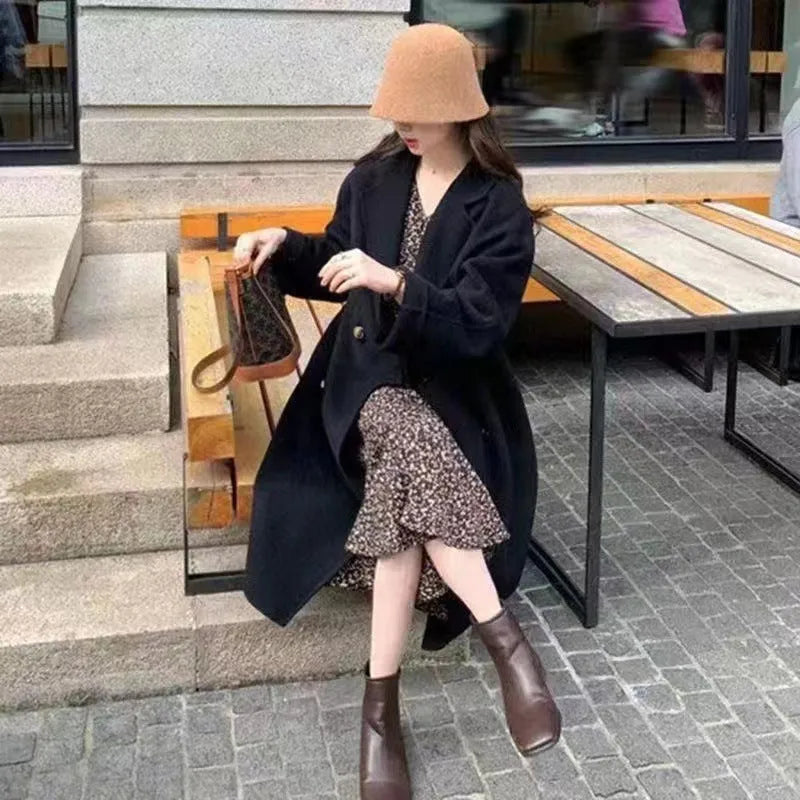 Small woolen coat for women in black with long sleeves, fitted silhouette, and classic collar