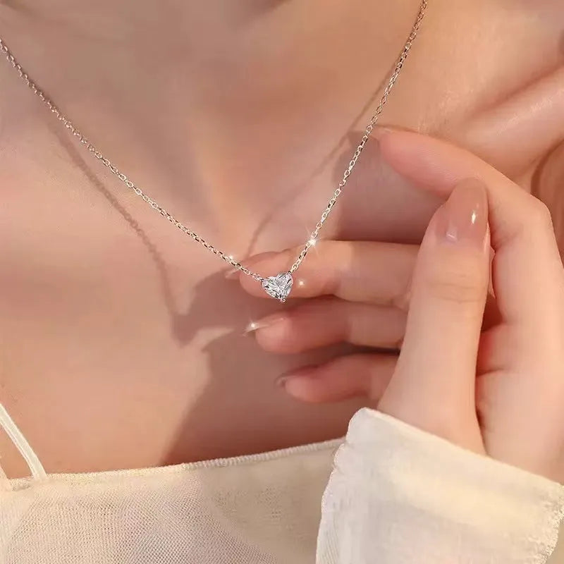 Silver-coloured copper heart necklace for women with simple chain and pendant