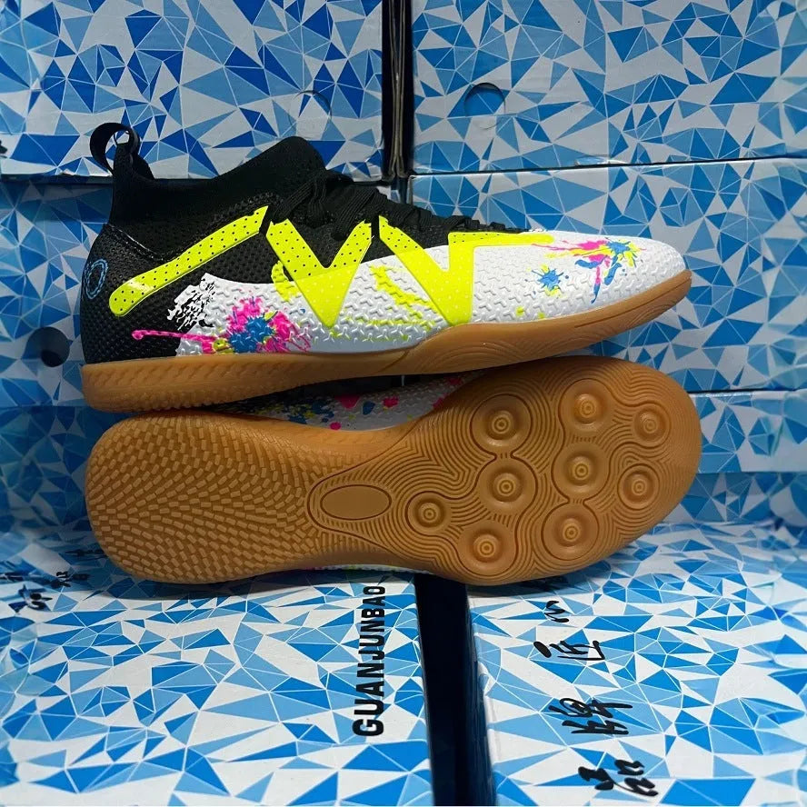 Low-cut black and yellow football boots with replaceable screw-in studs on rubber sole.