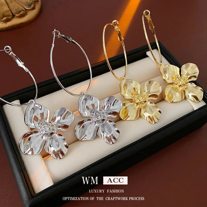 Metal flower earrings with geometric design in silver or gold electroplated finish