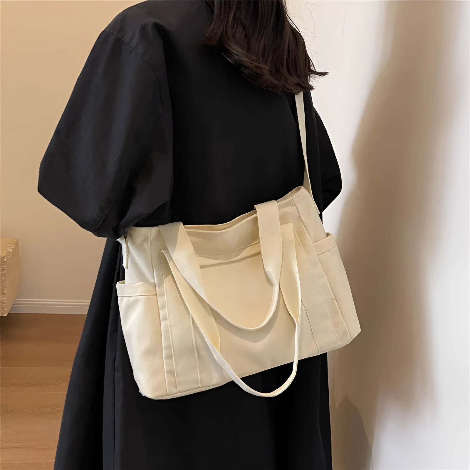 Women's polyester shoulder bag in solid colour with external pocket and internal phone compartment