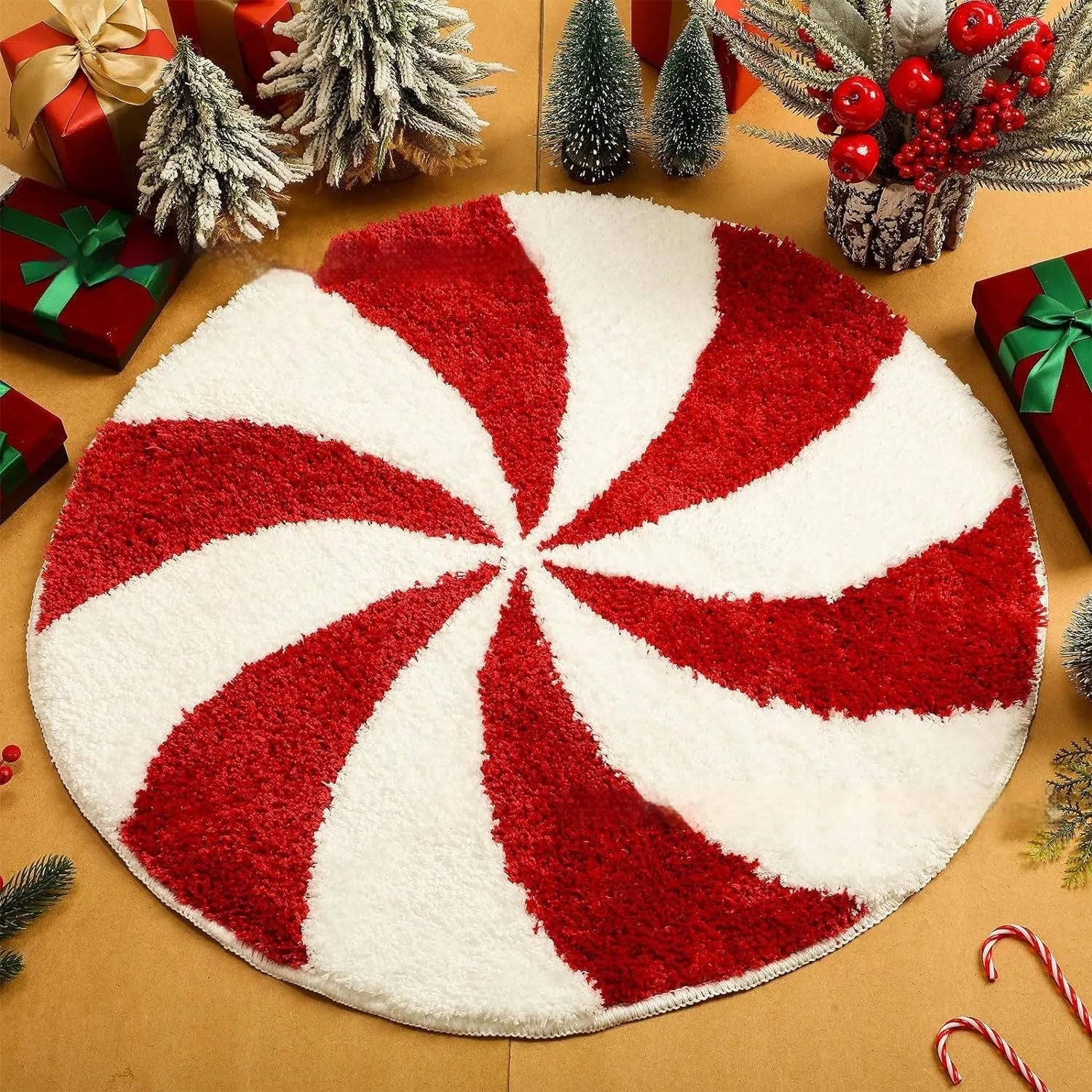 Square Christmas carpet with printed festive design in polyester material